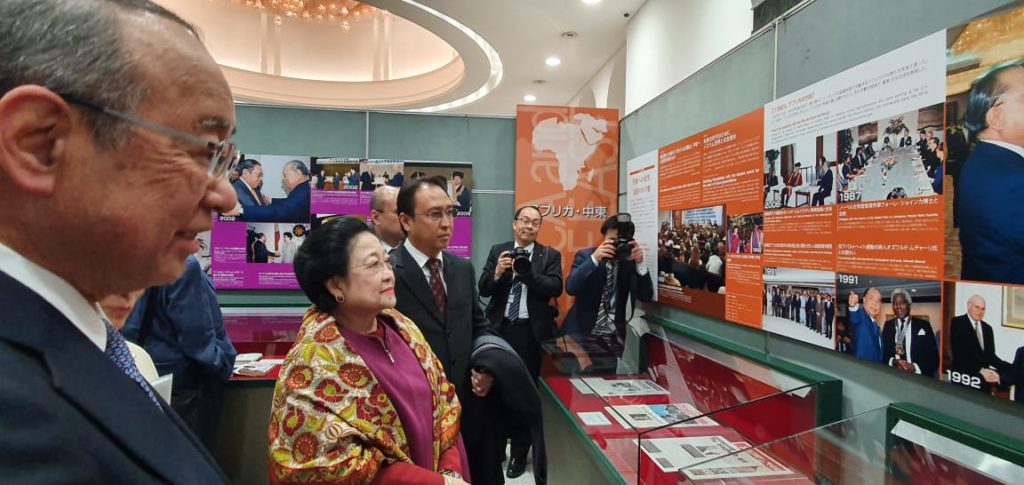Rektor Soka University pun mendampingi Megawati dan menerangkan foto-foto yang dipajang di pameran kampus tersebut di Tokyo, Jepang. (Foto: Istimewa)