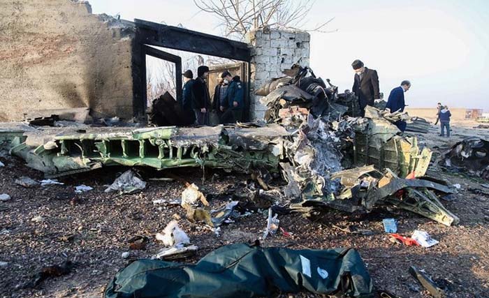 Puing-puing pesawat Ukraina di dekat Teheran, Iran, hari Rabu. (Foto:ArabNews)