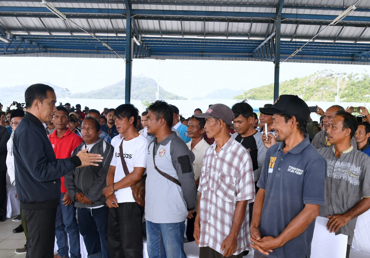 Presiden Joko Widodo (Jokowi) bertemu nelayan di Kabupaten Natuna untuk memastikan Sentra Kelautan dan Perikanan Terpadu (SKPT) Selat Lampa berfungsi dengan baik. (Foto: BPMI Setpres)