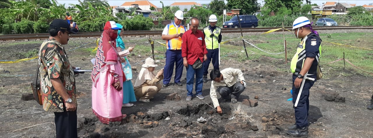 Amien Widodo (baju merah) saat melihat dan mengecek lokasi tanah berasap di area Dipo Sidotopo. (Foto: istimewa)