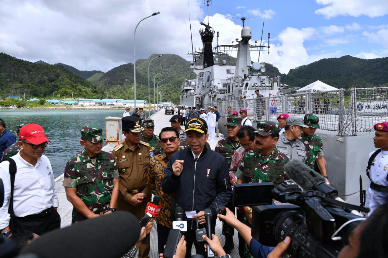 Presiden Joko Widodo saat meninjau KRI Usman Harun yang bersiaga di Pangkalan TNI Al terpadu di Selat Lampa, bersama KRI KS  Tubun ( foto: BPMI Setpres)