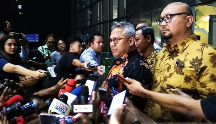 Ketua KPU Arief Budiman berbicara kepada wartawan usai mendatangi gedung KPK, Jakarta, Rabu (8/1/2019).  (Foto:Antaranews)