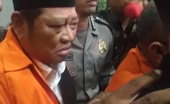 Bupati Sidoarjo Saiful Ilah dengan mengenakan rompi oranye dibawa keluar dari gedung KPK, Kamis dini hari. (Foto:Antara)