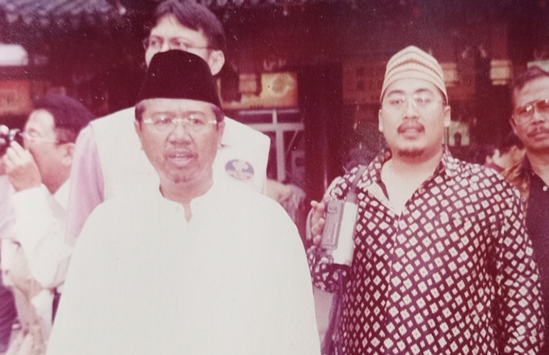 KH Mas Soebadar (depan) bersama KH Ahmad Fahrur Rozi (dua kanan) saat memimpin demo membela Gus Dur 2001. (Foto: Istimewa)