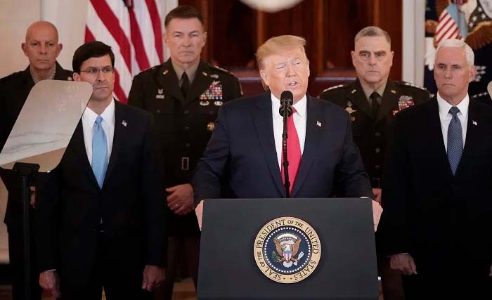 Presiden Donald Trump didampingi para pembantunya memberi keterangan pers di Gedung Putih hari Rabu waktu setempat. (Foto:AFP)