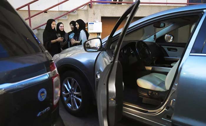 Para pengemudi taksi aplikasi Careem sedang ngobrol di Kota Al Khobar, wilayah utara Arab Saudi . (Foto:Arab News)