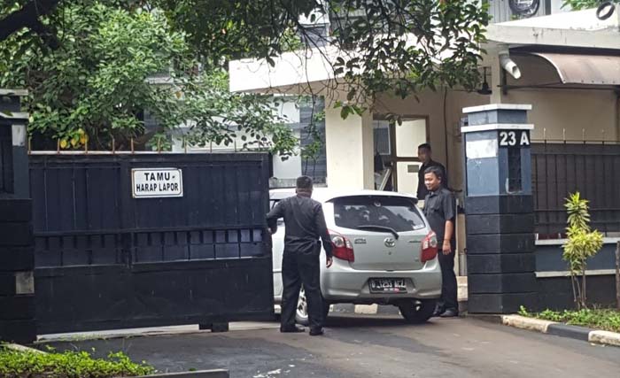 Rumah dinas Komisioner KPU Wahyu Setiawan di Jalan Siaga Raya Nomor 23A, Pejaten, Jakarta Selatan, disegel KPK. (FotoRRI)