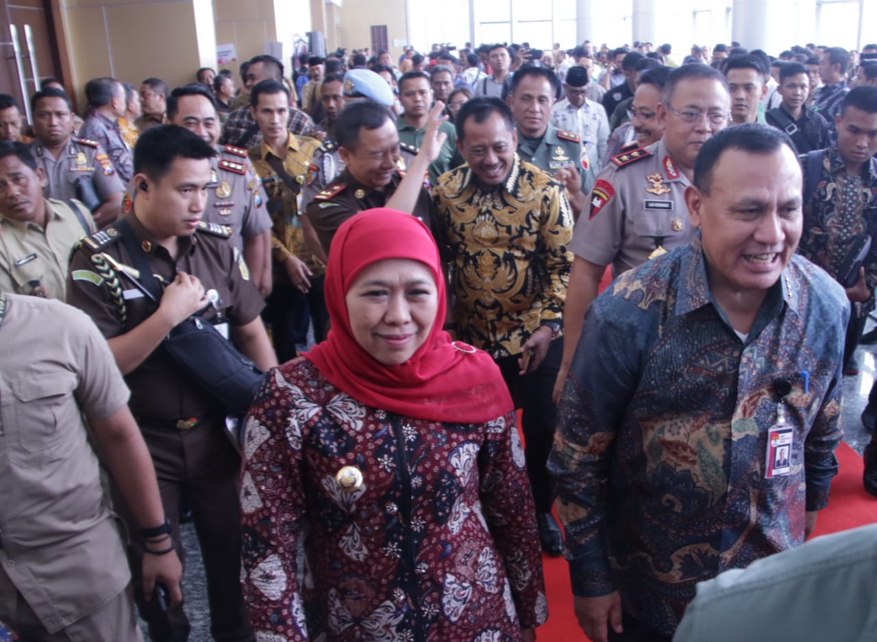 Ketua KPK Firli Bahuri saat bersama Gubernur Jatim Khofifah Indar Parawansa. (Foto: Faiq/Ngopibareng.id)