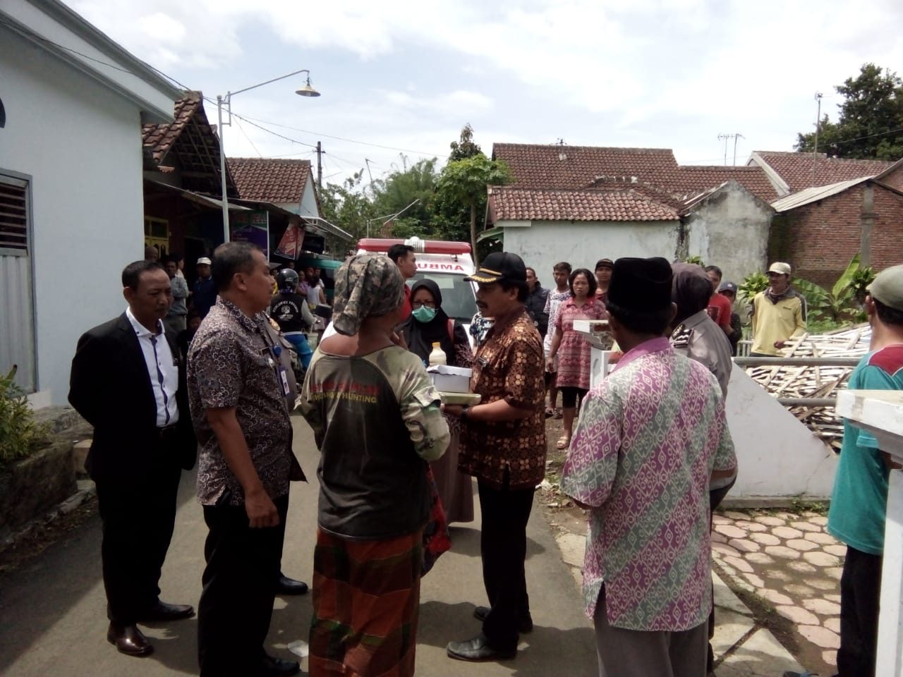 Proses evakuasi keluarga ibu penyekap empat anak ke RSJ Radjiman Wedyodiningrat, Lawang, Malang. (Foto: Istimewa)