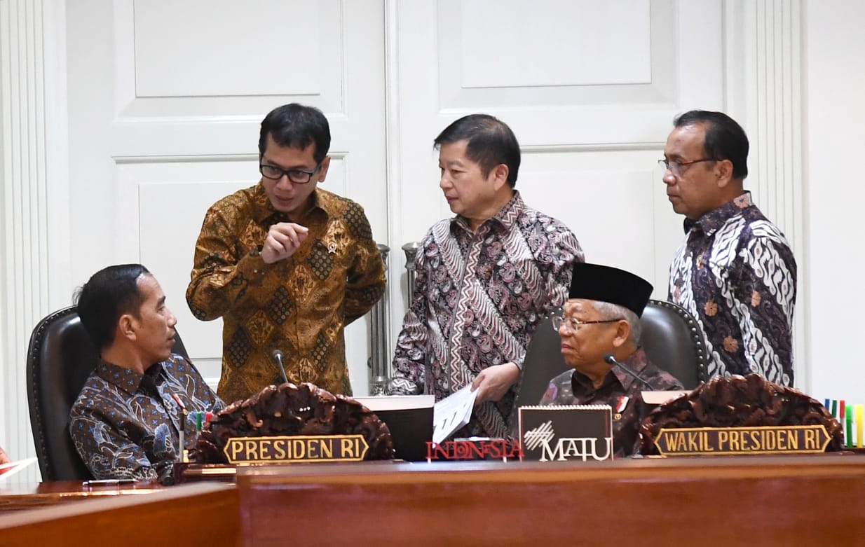 Presiden Joko Widodo bersama Wapres Ma'ruf Amin dan beberapa menteri dalam rapat terbatas di Kantor Presiden Kamis 9 Januari 2020. (Foto: BPMI Setpres)
