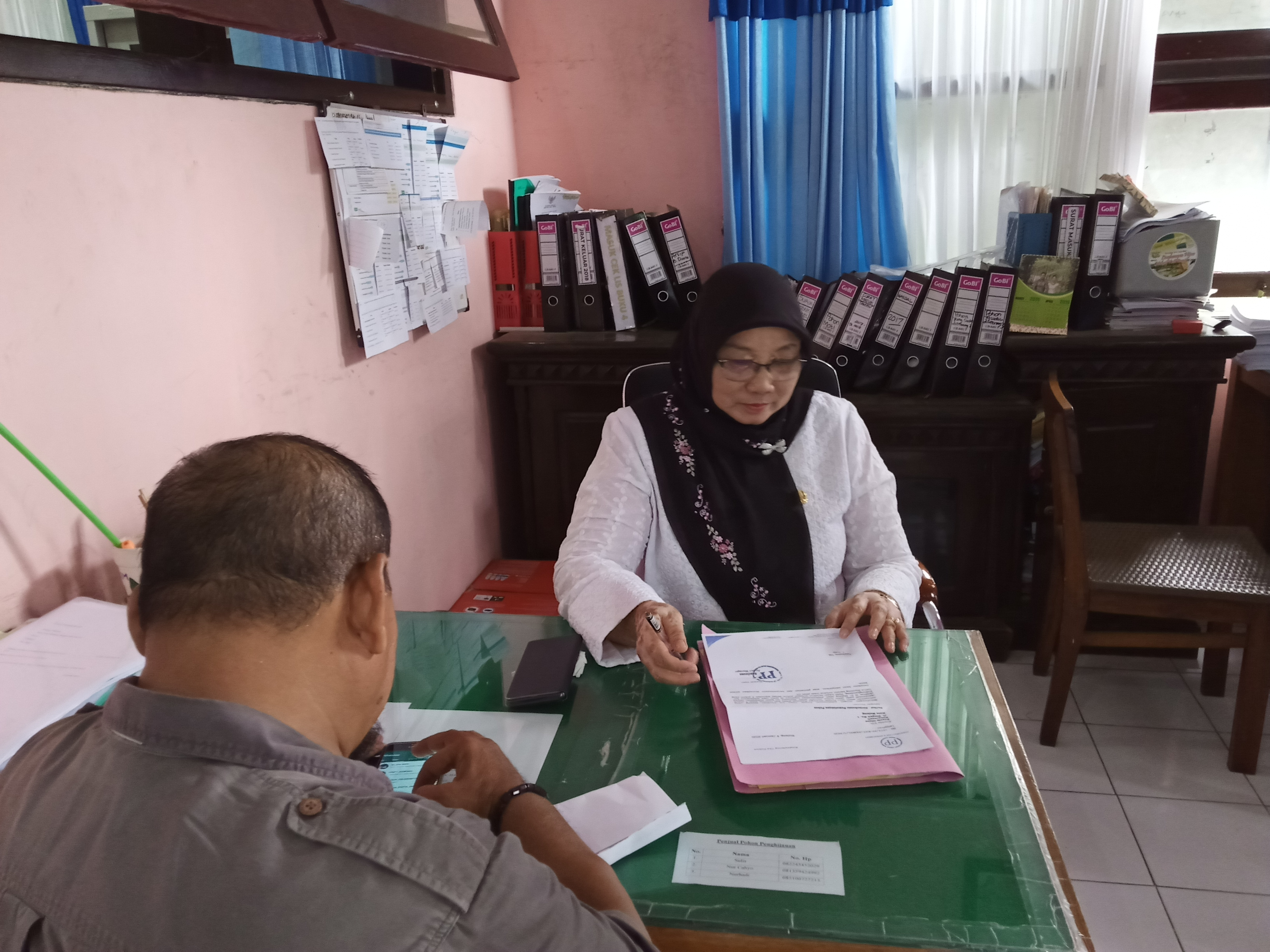 Kabid RTH Dinas Lingkungan Hidup Kota Malang, Kuncahyani saat melayani pengaduan masyarakat (Theo/ngopibareng.id)