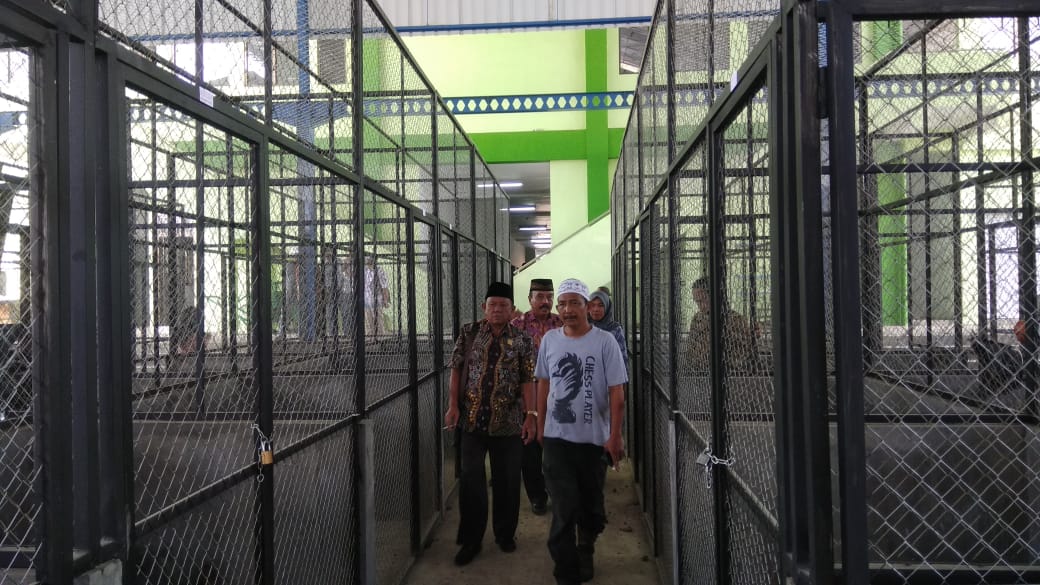 Sejumlah anggota DPRD Kota Malang Komisi B melakukan inspeksi mendadak (sidak) di Pasar Baru Timur Comboran, Kota Malang. (Foto: Theo/ngopibareng.id)