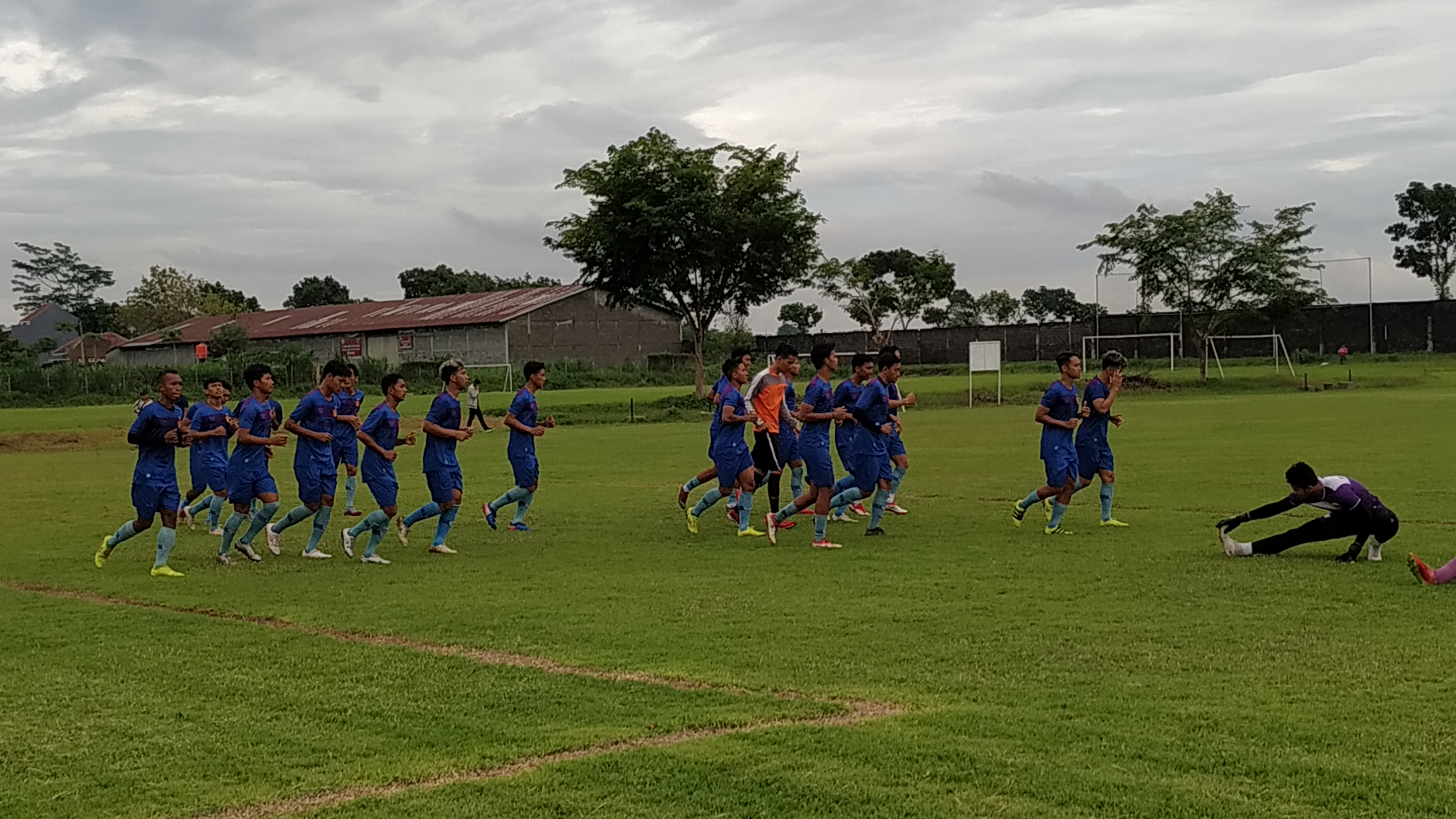 Persik Kediri gelar latihan sekaligus seleksi pemain di lapangan sepakbola Wali barokah. (Foto: Fendi/ngopibareng.id)