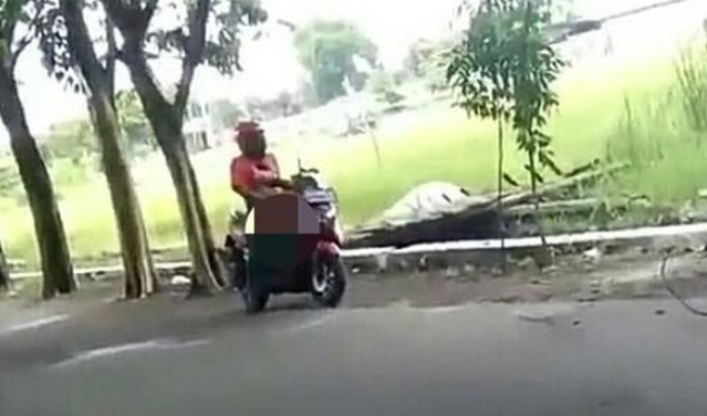 Seorang pria nekat melakukan onani di pinggir jalan, diduga di kawasan sekolah Kecamatan Buduran, Sidoarjo. (Foto: Screenshoot Facebook @infodarjo)