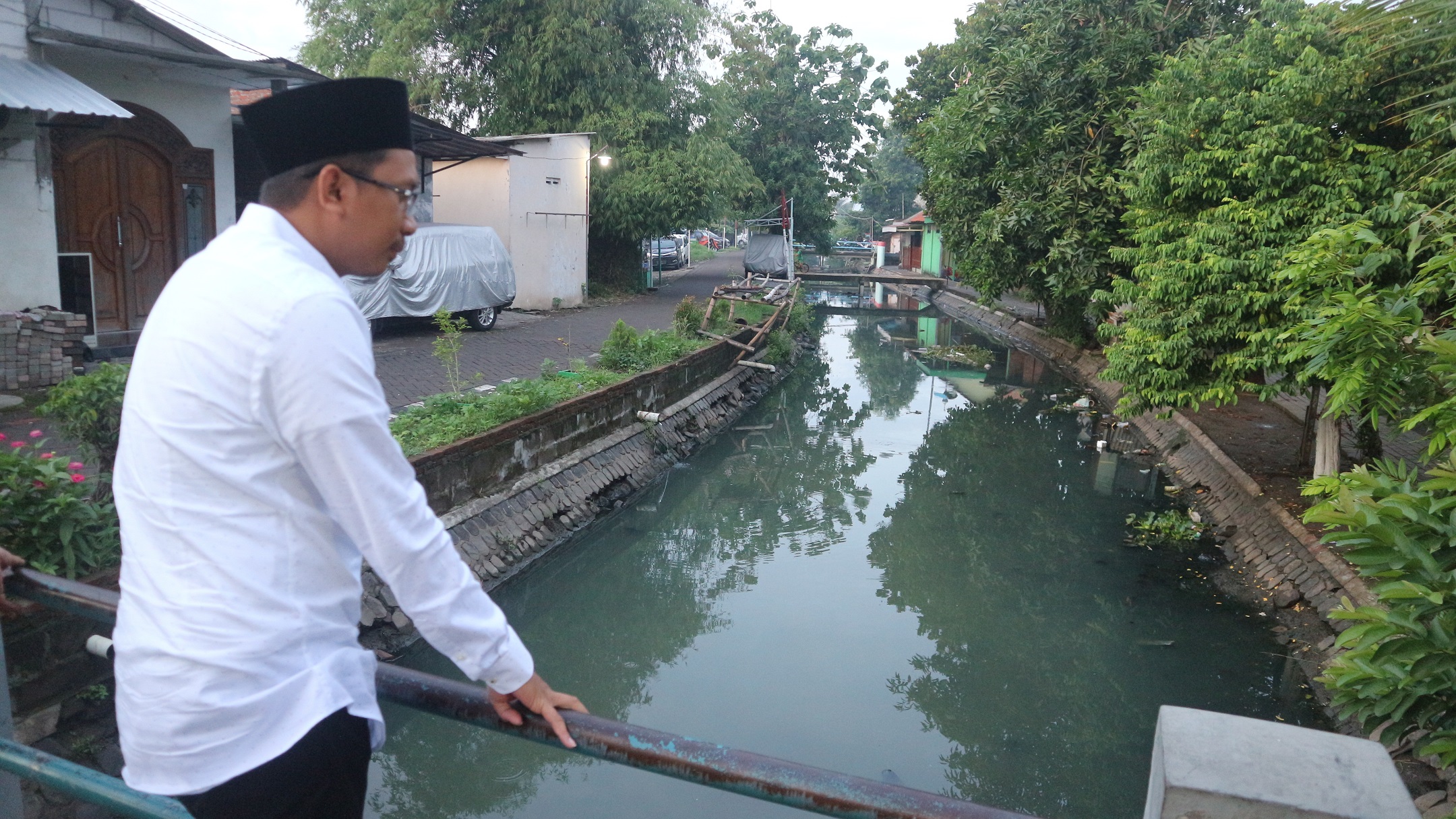 Bacabup Sidoarjo H Ahmad Muhdlor saat meninjau salah satu sungai di wilayah kecamatan Taman. (Foto: Istimewa)
