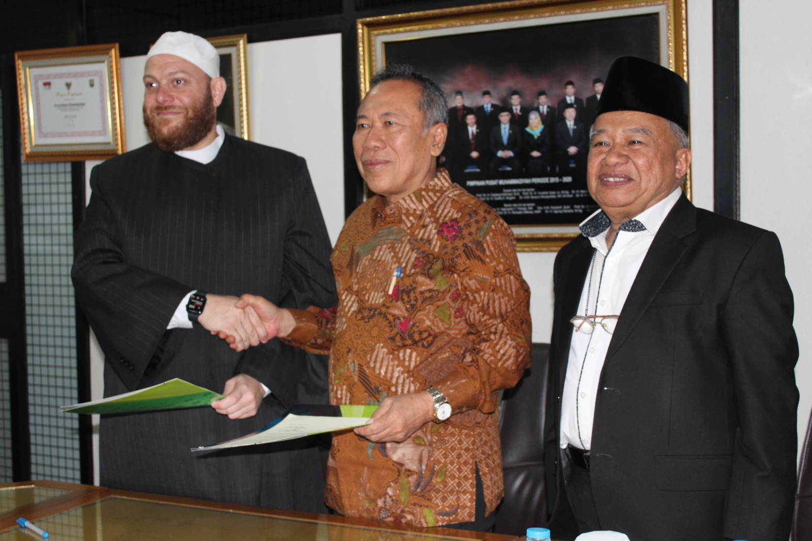 Ketua PP Muhammadiyah Syafiq Mughni dengan Presiden ANIC Imam Shaldi Alsuleyman di Jakarta. (Foto; md for ngopibareng.id)