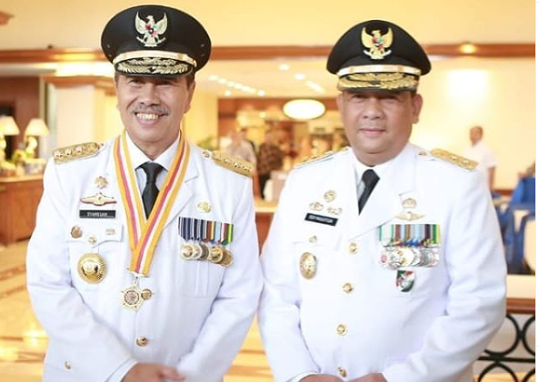 Gubernur Riau Syamsuar (kiri). (Foto: Instagram)