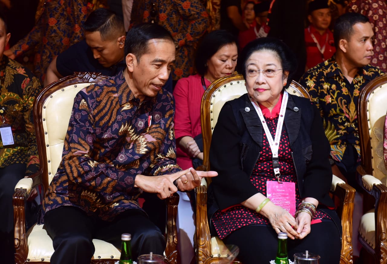 Presiden Jokowi bersama Megawati pada peringatan HUT dan pembukaan Rakernas PDI Perjuangan, Jumat 10 Januari 2020. ( foto: BPMI Setpres)