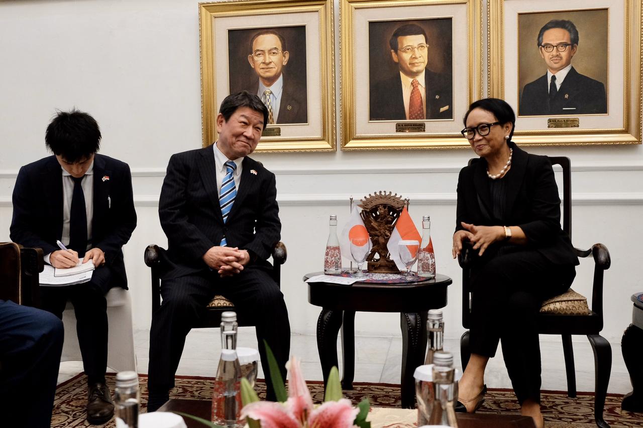 Menlu RI Retno Marsudi bersama Menlu Jepang Motegi Toshimitsu dalam pertemuan ke-7 Strategic Dialogue RI-Jepang di Jakarta, 10 Januari 2020. (Foto: kemlu)