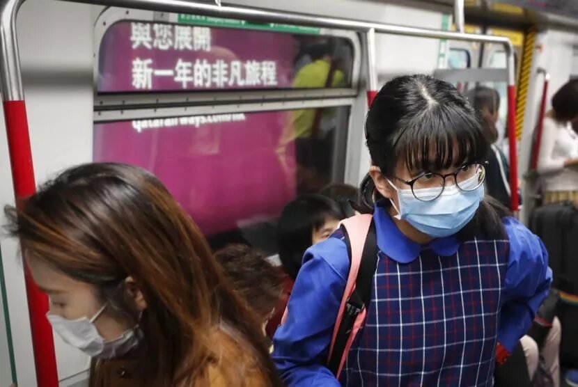 Ilustrasi. Serangan penyakit pneumonia berat mewabah di China. Sejumlah warga mengenakan masker saat bepergian.