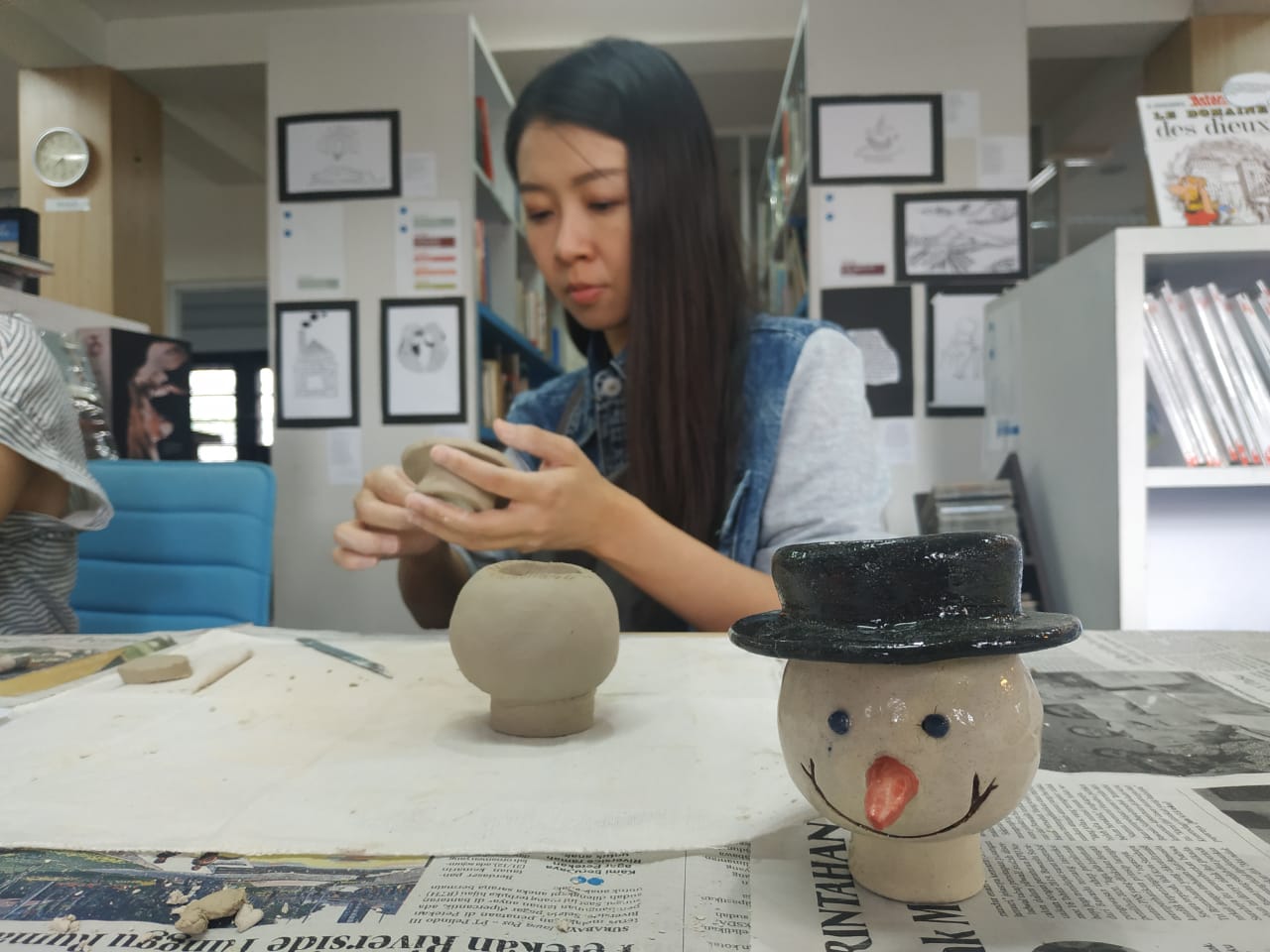 Salah satu peserta serius membuat keramik berbentuk boneka salju (Foto:Pita/Ngopibareng.id)