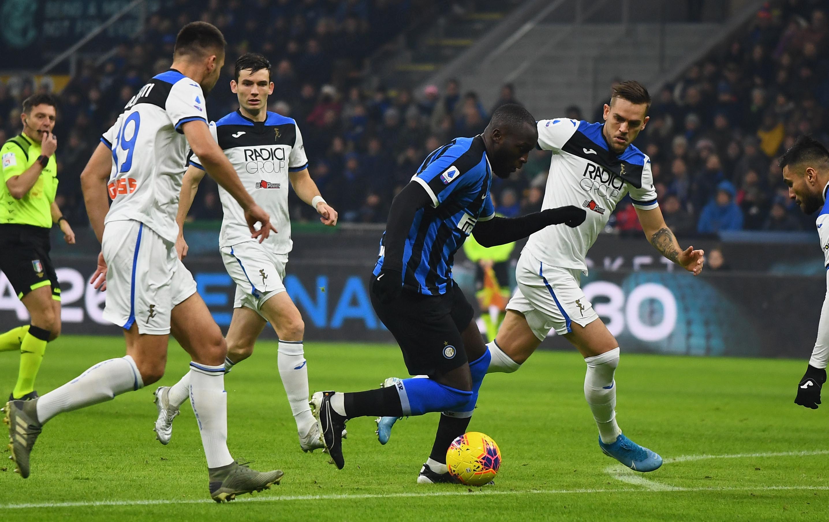 Romelu Lukaku dijaga ketat oleh para pemain Atalanta dalam laga pekan ke-19 Serie A, Minggu 12 Januari 2020 dini hari WIB tadi. (Foto: Twitter/@Inter)