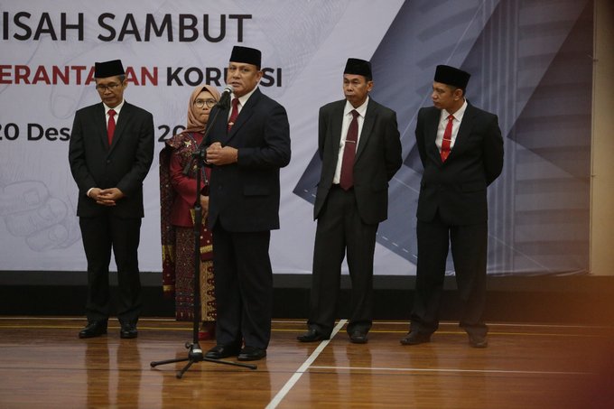 Pimpinan KPK di acara pisah sambut. Wakil Ketua KPK, Nawawi Pomolango (kedua dari kiri) menegaskan bahwa KPK tak perlu ditantang untuk panggil Hasto Kristiyanto. (Foto: Twitter/@KPK_RI)