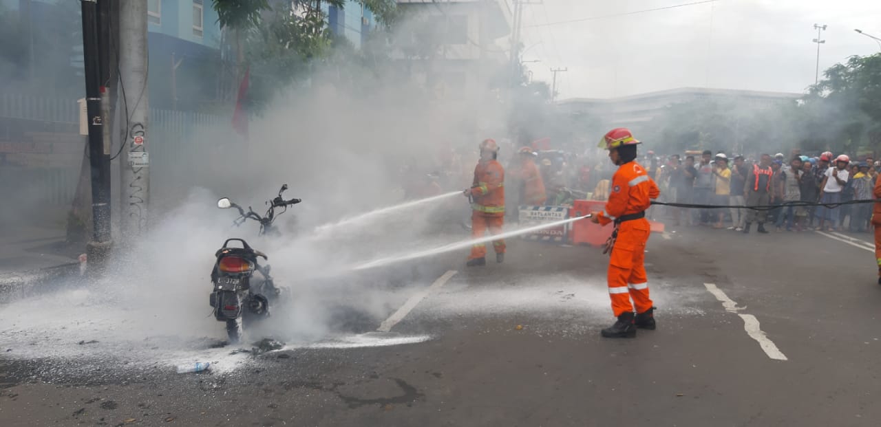 Proses pemadaman sepeda motor yang terbakar di Pasar Pagi Tugu Pahlawan. (Foto: Ngopibareng.id)