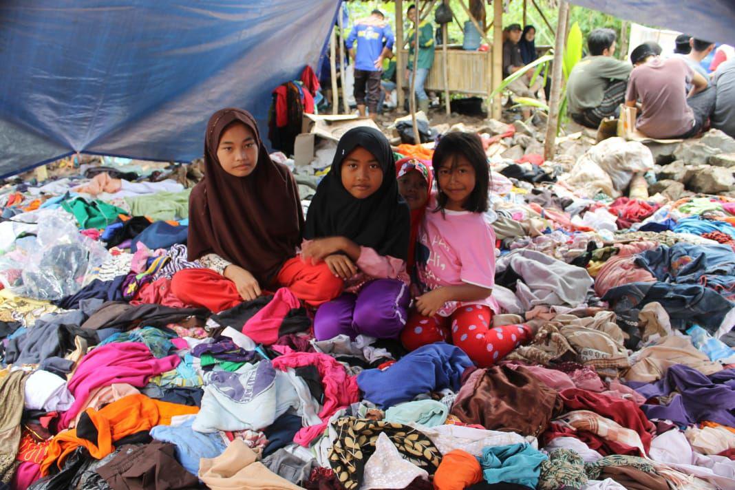 Bantuan untuk korban banjir di Lebak Banten berdatangan. Tampak  warga sedang menunggu bantuan yang baru datang. Dan ribuan lembar pakaian bekas yang menumpuk tak tersalurkan. ( Foto : Asmanu/ngopibareng.id).