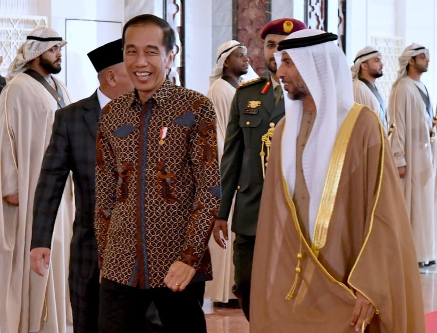 Presiden Jokowi tiba di Istana Kepresidenan Qasr Al Watan disambut oleh Putra Mahkota Abu Dhabi Sheikh Mohamed bin Zayed (MBZ). (Foto: BPMI Setpres)