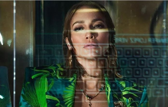 Jennifer Lopez (JLo) dalam balutan Versace. (Foto: Instagram @jlo)busana 