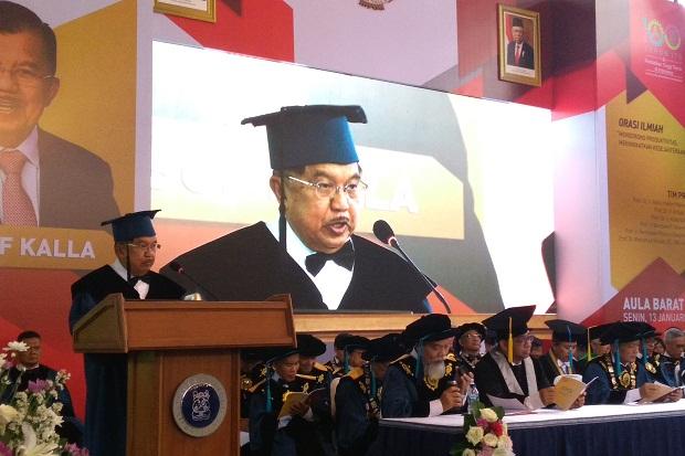 Jusuf Kalla dalam sidang terbuka penganugerahan gelar Doktor Honoris Causa (HC), berlangsung di Aula Barat ITB, Jalan Ganesha, Kota Bandung, Senin 13 Januari 2020. (Foto: ITB)