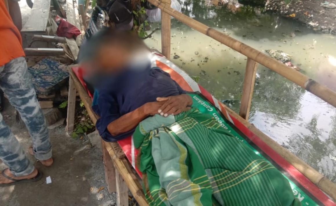 Penemuan mayat laki-laki paruh baya di Tambang Boyo Surabaya. (Foto: Faiq/ngopibareng.id)