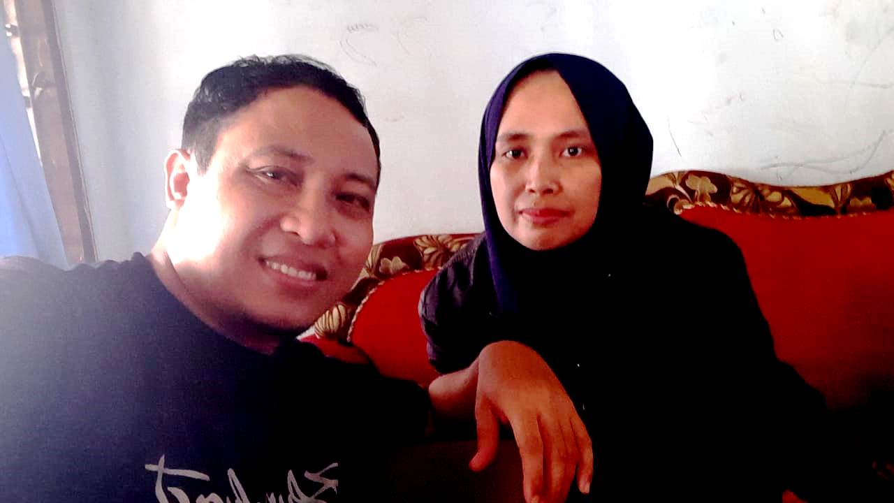 Abdul Mujib bersama istrinya, Ika Wahyu Hidayah. (foto: Istimewa/ngopibareng.id)