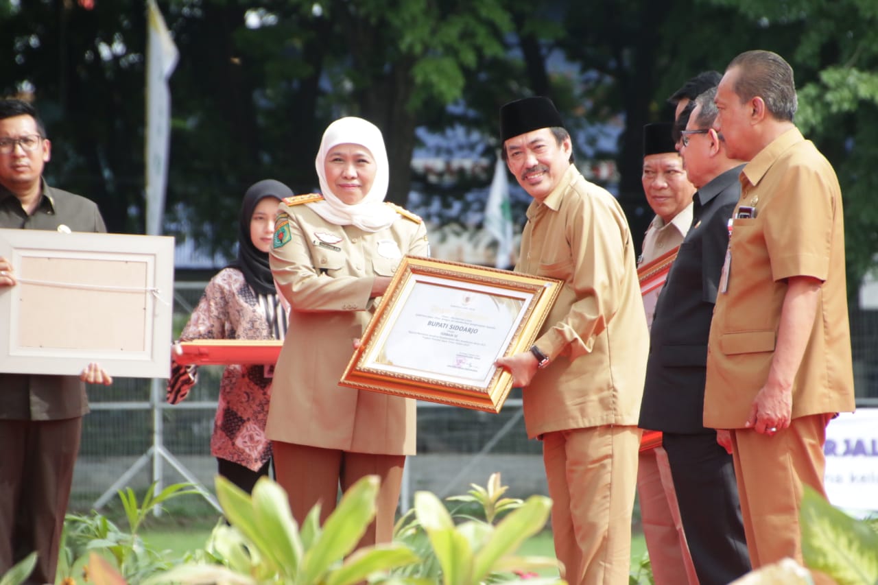 Gubernur Jatim memberikan piagam penghargaan kepada Wabup Sidoarjo Nur Ahmad Syaifuddin. (Foto: Faiq/Ngopibareng.id)