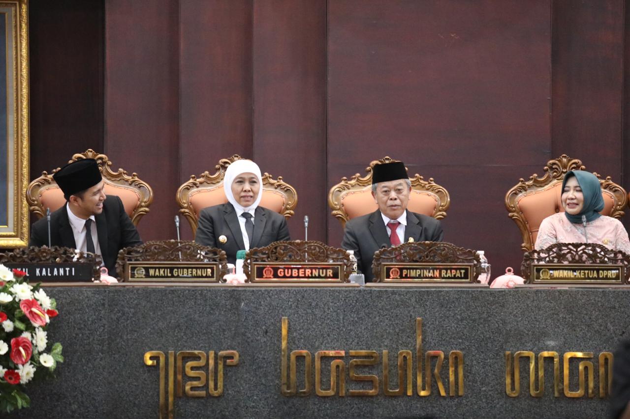 Gubernur Jatim, Khofifah Indar Parawansa saat satu podium bersama pimpinan DPRD Jatim. (Foto: Faiq/ngopibareng.id)