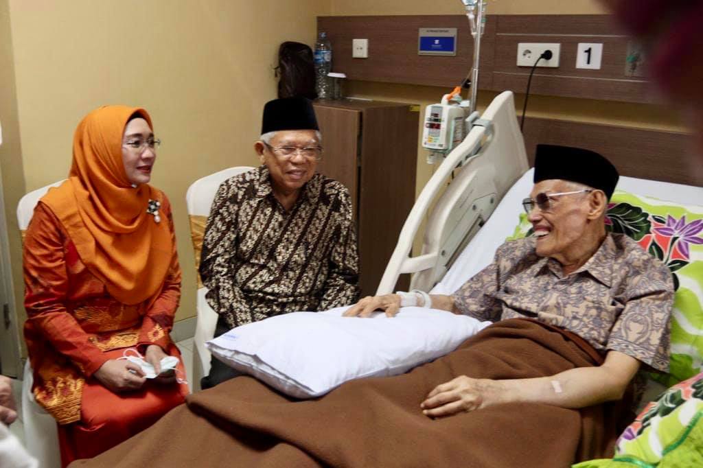 Wapres KH Ma'ruf Amin bersama Ny Wuri Handayani ketika membesuk KH Ali Yafie bersama Bu Nyai yang sedang dirawat di RS Premier, Bintaro Jakarta. (Foto: Istimewa)