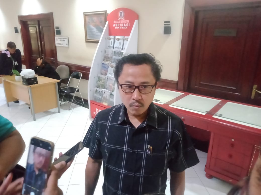 Baktiono saat berbincang dengan awak media di DPRD Kota Surabaya. (Foto: Alief/ngopibareng.id))
