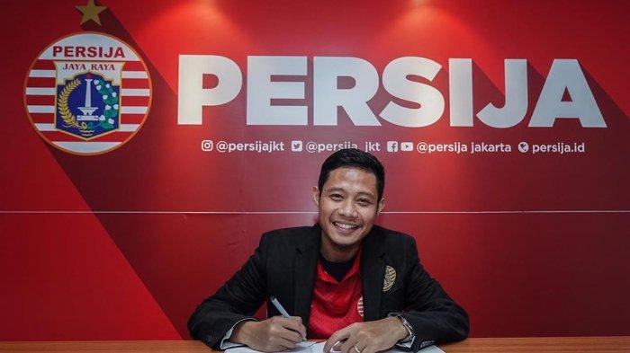 Evan Dimas Darmono saat menandatangani kontrak dengan klub barunya, Persija Jakarta. (Foto: Instagram @persijajkt)