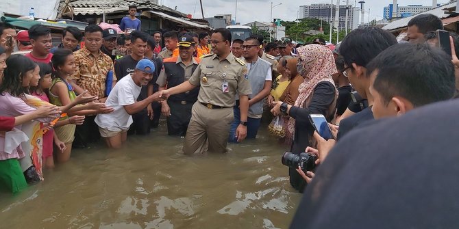 Gubernur DKI Jakarta Anies Baswedan saat meninjau lokasi banjir di Ibu Kota pada awal Januari 2020. (Foto: Dok. Pemkot DKI)