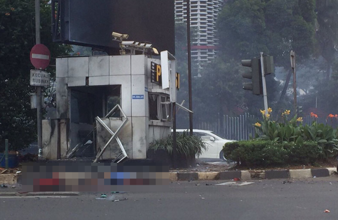 Pos polisi di perempatan Sarinah, Jakarta Pusat, yang diledakkan teroris. (Foto: Istimewa)