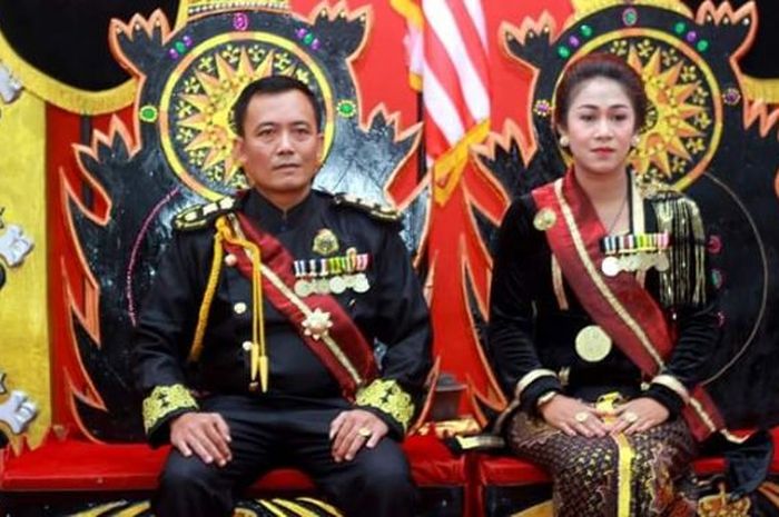Pasangan suami istri Totok Santosa Hadiningrat dan Dyah Gitarja, pemimpin Keraton Agung Sejagat di Purworejo. (Foto: Facebook/Instagram)