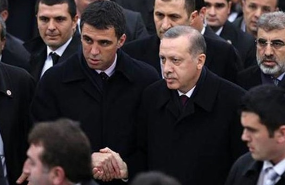 Mantan pemain timnas Turki (kiri) saat 'mesra' dengan Presiden Turki Recep Tayyip Erdogan. (Foto: Daily Mail)