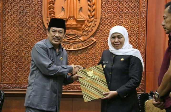 Wakil Bupati Sidoarjo, Nur Ahmad Saifuddin diberi surat perintah oleh Gubernur Jatim Khofifah Indar Parawansa. (Foto: Istimewa/Diskominfo Sidoarjo)