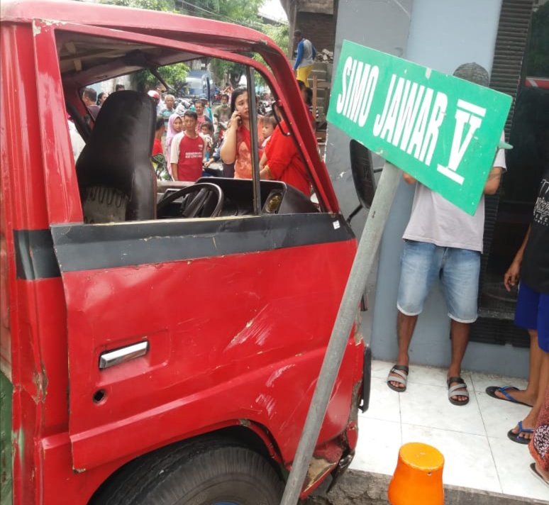 Truk yang diduga rem blong menabrak gapura RW. (Foto: Dok Satlantas Polrestabes Surabaya untuk Ngopibareng.id)