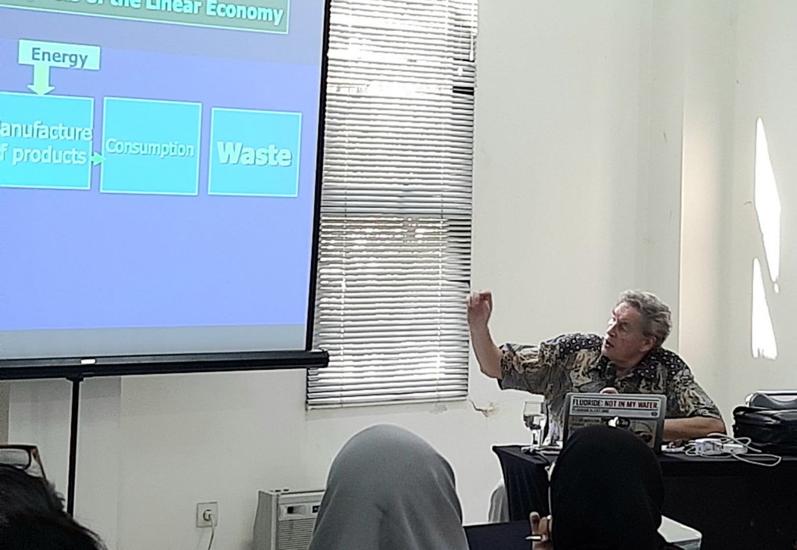 Prof (em) Paul Connett dari Work On Waste USA  saat pemaparkan materinya. (Foto: Pita/ngopibareng.id)