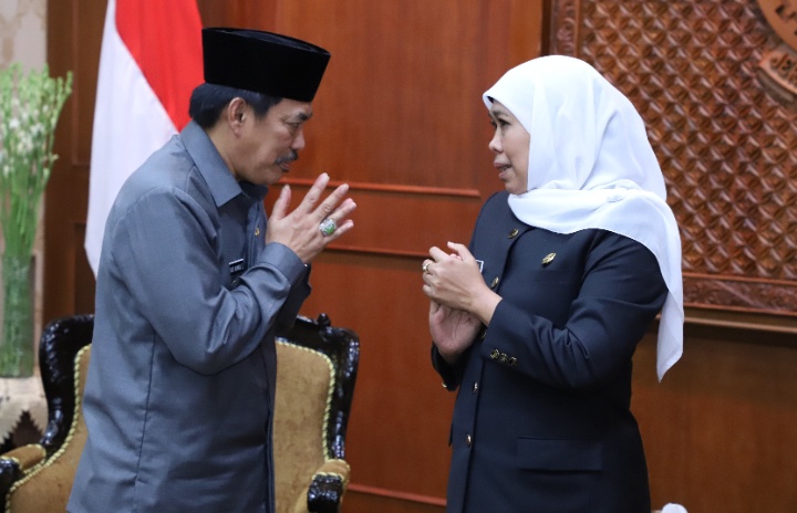 Gubernur Jawa Timur Khofifah Indar Parawansa saat berbincang dengan Plt Bupati Sidoarjo Nur Ahmad Syaifuddin. (Foto: istimewa)