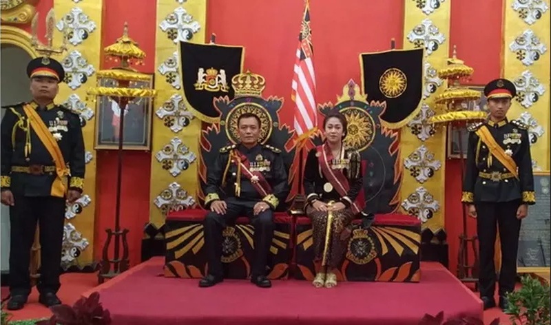 Raja Keraton Agung Sejagat, Sinuhun Totok Santosa Hadiningrat, dan Kanjeng Ratu Dyah Gitarja alias Fanni Aminadia. (Foto: Facebook)