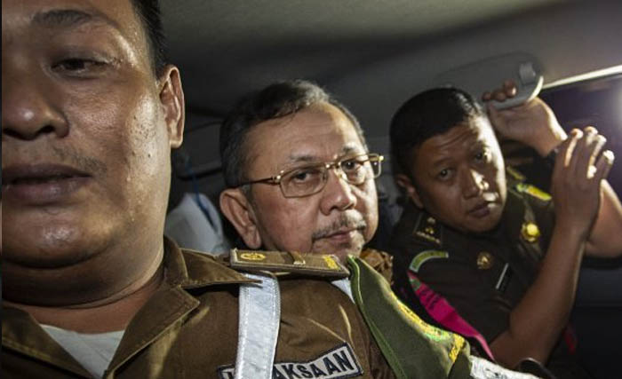 Mantan Direktur Utama PT Asuransi Jiwasraya Hendrisman Rahim (tengah) ditetapkan sebagai tersangka oleh Kejaksaan Agung, dan langsung ditahan. (Foto:Antara)