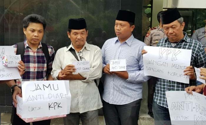 Masyarakat Madani Antikorupsi  yang dipimpin Ray Rangkuti (kedua dari kiri) sesaat sebelum menyerahkan jamu anti mencret pada pimpinan KPK.  (Foto:Antara)